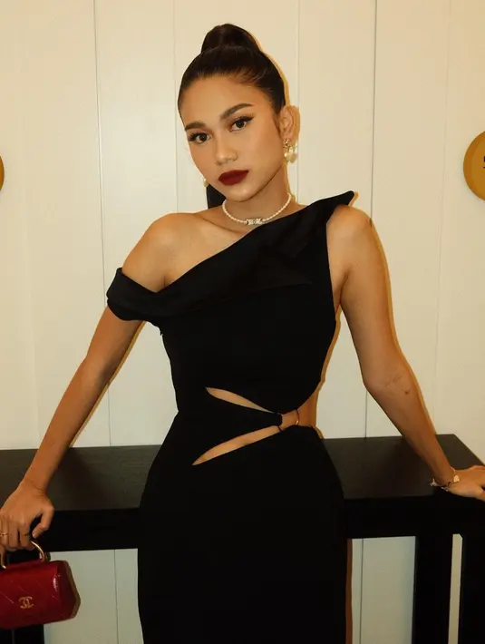 Dress hitam yang ia kenakan pun menambah aura mahal dalam dirinya. Aura kedewasaannya juga makin terpancar nyata saat mengenakan busana glamor tersebut. Dress hitam tersebut tampak terbuka di bagian pundak sebelah, perut hingga pinggang. (Liputan6.com/IG/@azizahsalsha_)