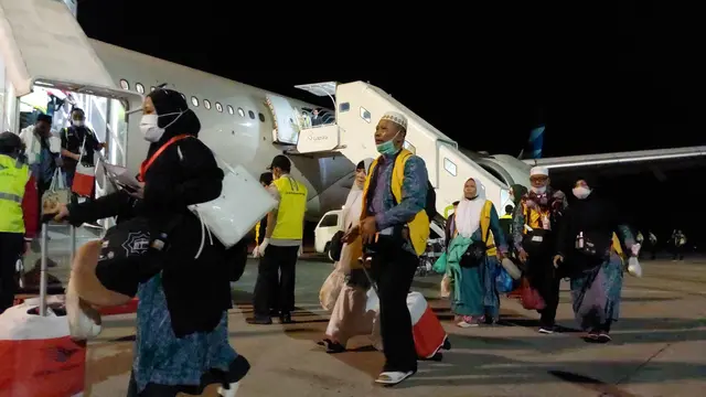 297 jemaah haji dari kelompok terbang (kloter) 8 Balikpapan resmi mendarat di Bandara Internasional Sultan Aji Muhammad Sulaiman Sepinggan.