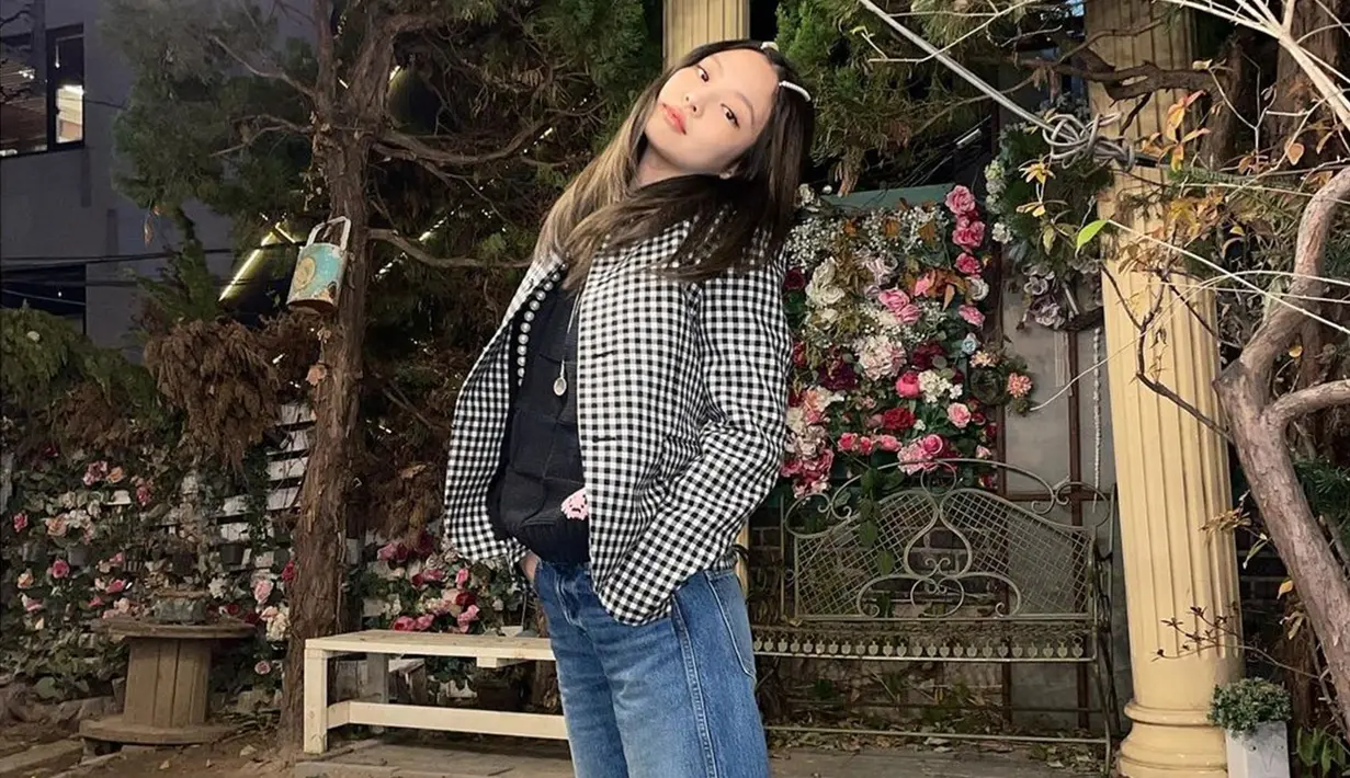 Memakai jaket motif serta celana jeans, gaya casual pelantun SOLO ini juga tak lepas dari sorotan publik. Pasalnya, meski terlihat sederhana Jennie disebut-sebut mampu memadukan berbagai penampilan agar terlihat stylish. (Liputan6.com/IG/@jennierubyjane)