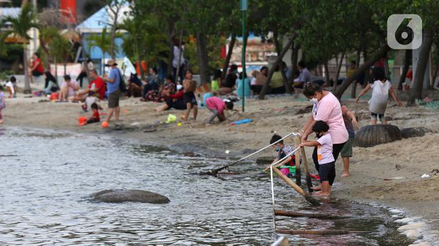 FOTO: Wisatawan Kunjungi Kawasan Wisata Pantai Ancol