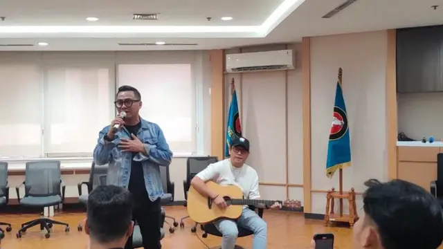 Promosikan Keindahan Gunung Rinjani, Dirjen Gakkum Kemenhut Ciptakan Lagu dan Gandeng Mantan Vokalis Naff.  (Liputan6.com/Henry)