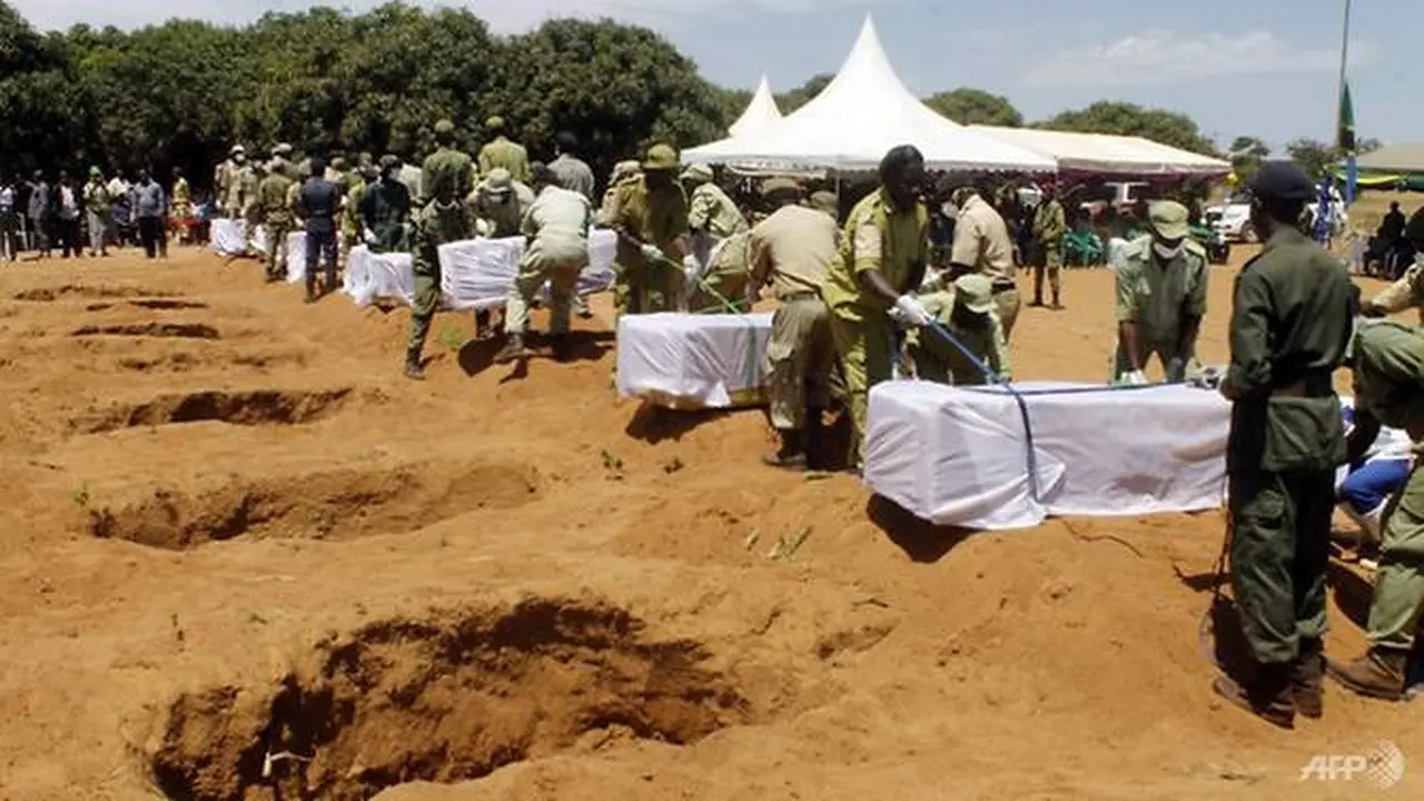 Jasad para korban kapal feri yang tenggelam di Danau Victoria, Tanzania, mulai dimakamkan (Stringer / AFP PHOTO)