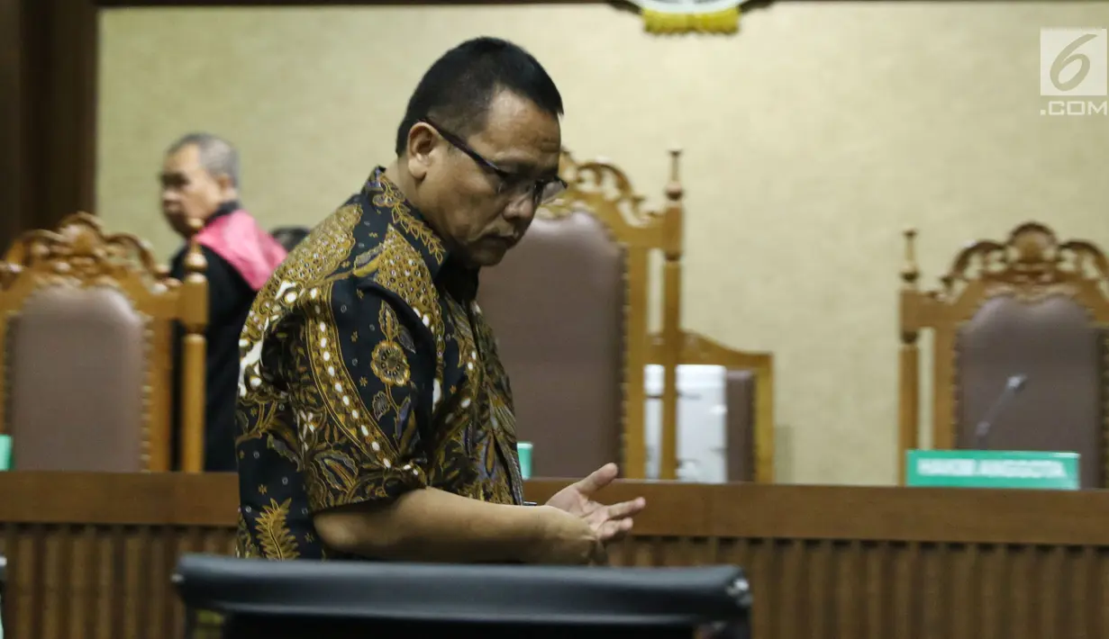 Mantan Kapusdatin Kemendagri, Dudy Jocom usai sidang putusan suap pengadaan dan pelaksanaan pembangunan kampus IPDN Sumbar Kab Agam 2011 di Pengadilan Tipikor Jakarta, Rabu (14/11). Dudy divonis empat tahun penjara. (Liputan6.com/Helmi Fithriansyah)
