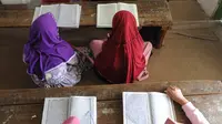 Santri mengaji Kitab Kuning di Pondok Pesantren Almiizan, Kabupaten Bogor, Jawa Barat, Senin, (20/5/2019). Al Quran mini di pasentren ini merupakan barang bersejarah peninggalan Pangeran Wijaya Kusuma salah satu pahlawan yang berjuang pada zaman kolonial Belanda. (merdeka.com/Arie Basuki)