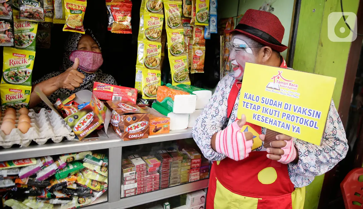 Seorang badut menjemput warga untuk mengikuti vaksinasi COVID-19 di Pinang, Tangerang, Banten, Selasa (14/9/2021). Aksi yang dilakukan Taman Baca Badut Syariah itu dilakukan untuk mengajak warga mengikuti vaksinasi COVID-19 guna meningkatkan herd imunity. (Liputan6.com/Angga Yuniar)