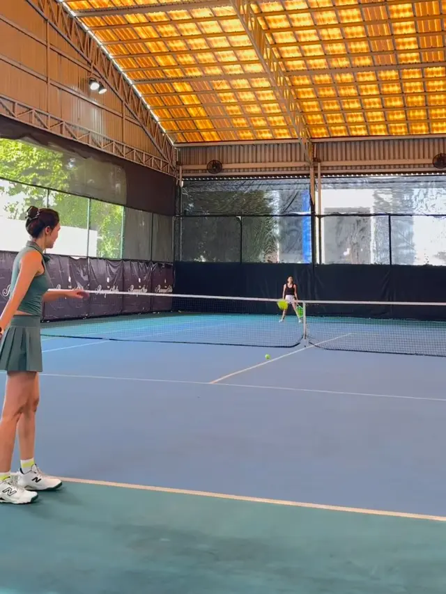 Luna Maya saat menikmati olahraga padel (Instagram/@lunamaya)