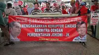 Para pengunjuk ras juga menuntut pemerintahan baru Jokowi-JK agar tidak berkongsi dengan para koruptor 'big fish'.