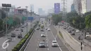 Sejumlah kendaraan melintas di Jalan Tol Dalam Kota, Jakarta, Jumat (4/11) Aksi serempak mengecam penistaan agama yang disangkakan kepada Ahok ini membuat jalan di beberapa ruas mejadi lengang. (Liputan6.com/Helmi Afandi)