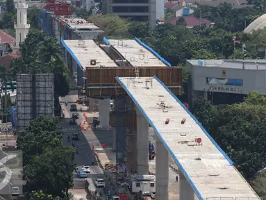  Bentuk fisik jalan layang transjakarta koridor XIII Tendean-Ciledug yang sudah tersambung di Jakarta, Kamis (7/4). Jalan layang sepanjang 9,3 kilometer ini sudah mencapai 54,6 persen dan diperkirakan rampung Desember 2016. (Liputan6.com/Angga Yuniar)