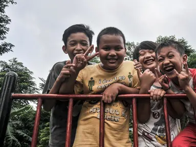 Anak-anak berpose untuk difoto saat bermain di Ruang Publik Terpadu Ramah Anak (RPTRA) Rawa Jaya, Kelurahan Pondok Kopi, Duren Sawit, Jakarta Timur, Senin (6/6/2022). RPTRA masih menjadi tempat favorit anak-anak Ibu Kota untuk bermain serta ruang interaksi usai pulang sekolah. (merdeka.com/Iqbal S. Nugroho)