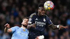 Penyerang Manchester City Erling Haaland berebut bola dengan bek Real Madrid Nacho dalam duel leg kedua perempat final Liga Champions 2023/2024, di Etihad Stadium, Kamis (18/4/2024) dini hari WIB. (Paul ELLIS / AFP)