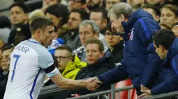  Pemain Inggris, James Milner berjabat tangan dengan pelatih Roy Hodgson saat digantikan Dele Alli pada laga persahabatan di Stadion Wembley, London, Rabu (30/3/2016) dini hari WIB. Belanda menang 2-1. (Reuters/Darren Staples)