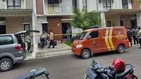 Seorang bocah berusia lima tahun ditemukan tewas bersimbah darah dengan luka tusukan di perumahan elit, Summarecon Bekasi, Jawa Barat, Kamis (7/3/2024). Korban diduga dibunuh oleh ibu kandungnya sendiri. (Merdeka/Bachtiarudin Alam)