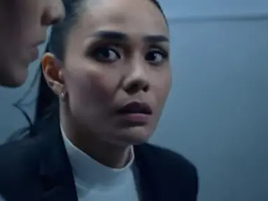 Adinia Wirasti yang berperan sebagai Mira terjebak dalam lift bersama Mika yang dimainkan oleh Ganindra Bimo yang juga penggagum rahasianya. (Foto: YouTube)