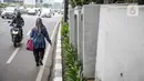 Pejalan kaki melintas di samping beton saluaran air yang berada di jalur pedestrian kawasan Gatot Subroto, Jakarta, Selasa (21/12/2021). Selain mengganggu kenyamanan, keberadaan beton saluran air tersebut juga dapat membahayakan pejalan kaki yang melintas. (Liputan6.com/Faizal Fanani)