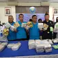BNNP Sumsel menunjukkan barang bukti berupa narkoba jenis sabu dan ekstasi, yang dibawa kurir narkoba asal Riau (Liputan6.com / Nefri Inge)