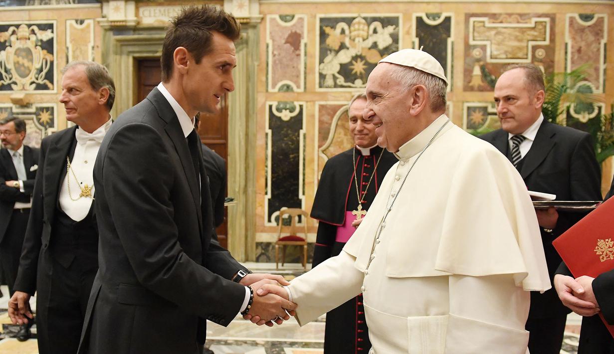 Paus Fransiskus (kanan) berjabat tangan dengan pemain Timnas Jerman, Miroslav Klose selama audiensi pribadi dengan tim, pada tanggal 14 November 2016 di Vatikan. (AFP/Pool/Markus Gilliar)