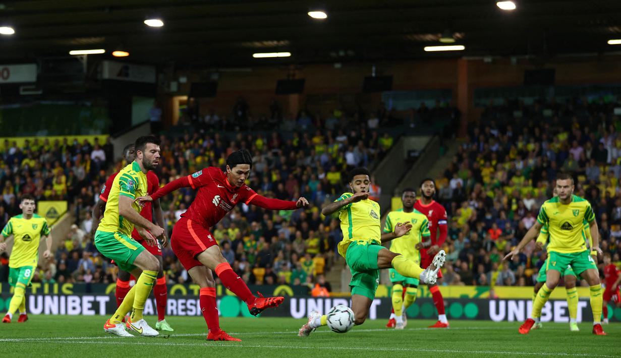 Musim ini, pemain asal Jepang itu dipercaya oleh Jurgen Kloop tampil diajang Carabao Cup. Menariknya, dia berhasil tampil gemilang dengan menyumbang 2 gol saat melawan Norwich City.  (AFP/Adrian Dennis)