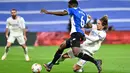 Gelandang Deportivo Alaves Mamadou Loum berebut bola dengan gelandang Real Madrid Luka Modric pada pekan ke-25 La Liga Spanyol di Santiago Bernabeu, Minggu (20/2/2022) dinihari WIB. Real Madrid menang meyakinkan dengan skor 3-0. (OSCAR DEL POZO / AFP)