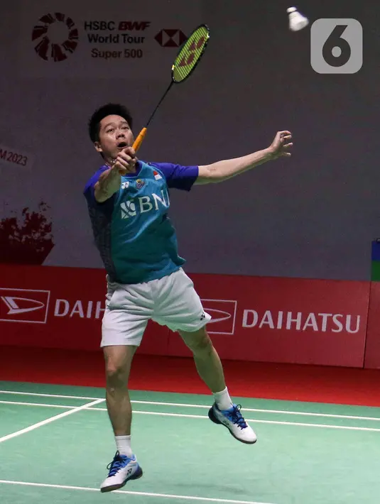 <p>Pebulu tangkis ganda putra Indonesia Kevin Sanjaya Sukamuljo saat bertanding bersama Marcus Fernaldi Gideon melawan ganda putra Korea Selatan Kang Min Hyuk/Seo Seung Jae pada babak 32 besar Daihatsu Indonesia Masters 2023 di Istora Senayan, Jakarta, Selasa (24/1/2023). Marcus Fernaldi Gideon/Kevin Sanjaya Sukamuljo berhasil lolos ke babak 16 besar Daihatsu Indonesia Masters 2023 usai mengalahkan Kang Min Hyuk/Seo Seung Jae skor skor 21-17 dan 21-12. (Liputan6.com/Herman Zakharia)</p>