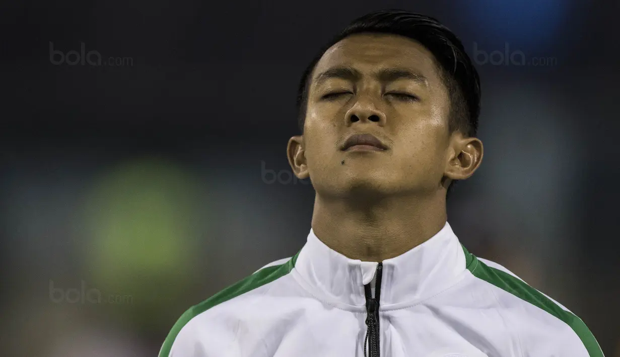 Gelandang Timnas Indonesia, Febri Hariyadi, memejamkan mata sebelum melawan Vietnam pada laga SEA Games di Stadion MPS, Selangor,Selasa (22/8/2017). Kedua negara bermain imbang 0-0. (Bola.com/Vitalis Yogi Trisna)