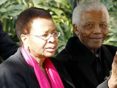 Mantan Presiden Afsel Nelson Mandela (kanan) dan istrinya Graca Machel seusai menghadiri pemakaman cicitnya Zenani Mandela di St Stithian’s College Chapel, Sandton, utara Johannesburg, 17 Juni 2010. AFP PHOTO / Siphiwe Sibeko 