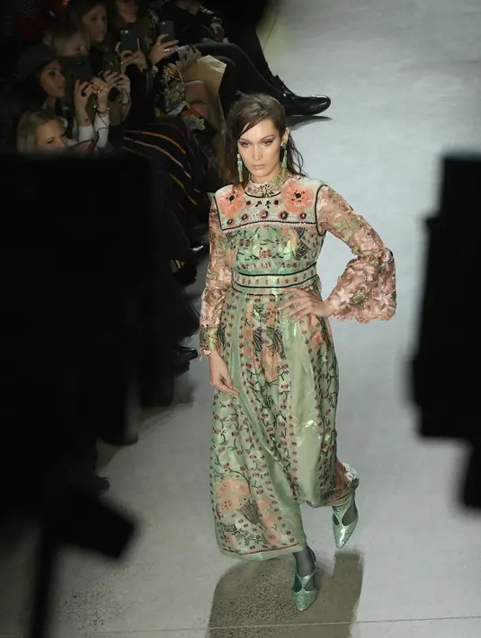 Model AS Bella Hadid berjalan di atas catwalk mengenakan rancangan karya Anna Sui dalam New York Fashion Week, New York (12/2). (Mike Coppola/Getty Images/AFP)