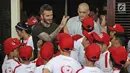 Mantan bintang sepak bola Inggris David Beckham menyapa anak-anak pada acara AIA Sepak Bola untuk Negeri di Jakarta, Minggu (25/3). David tampil di Stadion Soemantri Brodjonegoro dengan membagikan 10 ribu bola. (Liputan6.com/Herman Zakharia)