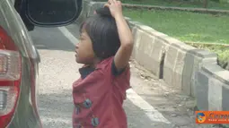 Kisah Anak-Anak Penjual Cobek di Bandung