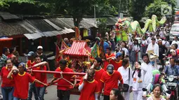 Arak-arakan perayaan Cap Go Meh melewati kawasan Petojo-Cideng, Jakarta, Selasa (19/2). Perayaan ini diselenggarakan oleh Wihara Bodhidharma (Lo Cia Bio). (Liputan6.com/Angga Yuniar)