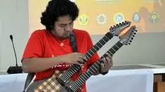 Balawan memeriahkan acara pembukaan SCTV Goes Campus Yogyakarta di Kampus Fisipol Universitas Gajahmada (15/3).(Foto: Agung Binarko)