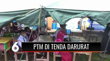 Ratusan siswa SD di Mamuju menggelar belajar tatap muka di tenda darurat lantaran sekolah mereka hancur usai diguncang gempa. Para siswa mengaku kesulitan konsentrasi karena tidak nyaman, tidak satupun tenda memiliki AC atau kipas.