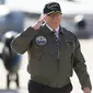 Presiden AS, Donald Trump memberi hormat saat berjalan menuju pesawat Air Force One sebelum berangkat dari Pangkalan Udara Langley di Virginia, (2/3). Trump tampak gagah mengenakan jaket panglima tertinggi Navy Seal. (AFP Photo / Saul Loeb)