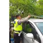 Pengendara mobil Honda Freed ditangkap polisi karena pakai Rotator palsu. (source: Instagram @viralno.1)