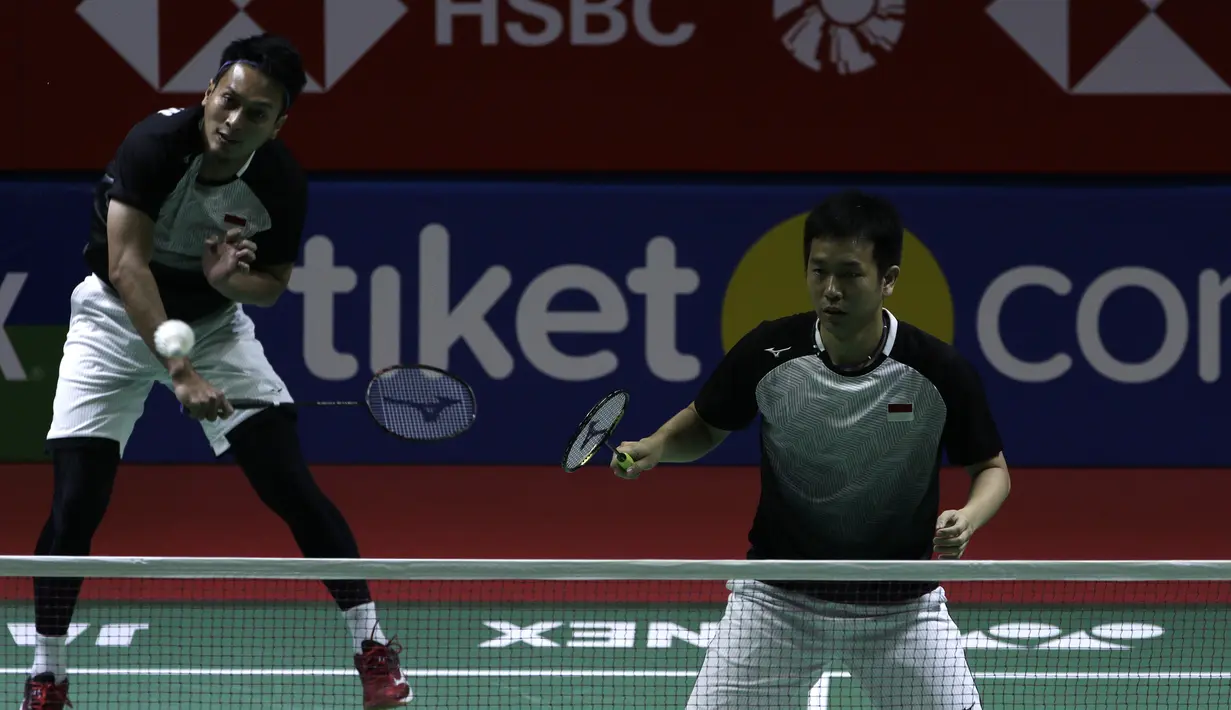 Ganda putra Indonesia, Mohammad Ahsan/Hendra Setiawan saat melawan ganda Jerman, Mark Lamsfuss/Marvin Seidel, pada Blibli Indonesia Open 2019 di Istora Senayan, Jakarta, Rabu (17/7). Ahsan/Hendra menang 21-16, 21-17. (Bola.com/Yoppy Renato)