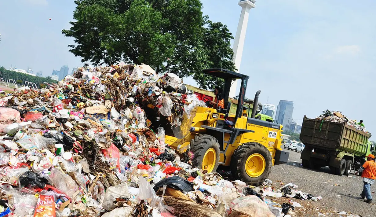 Membludaknya wisatawan yang mengunjungi Monumen Nasional berimbas pada meningkatnya volume sampah yang ada di seputaran Tugu Monas, Jakarta, (31/7/2014). (Liputan6.com/Faizal Fanani)