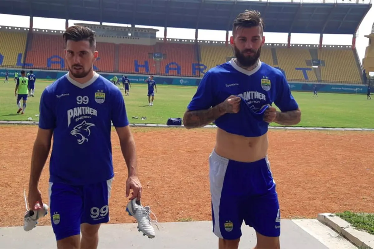 Jonathan Bauman dan Bojan Malisic (Persib Bandung)