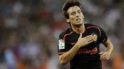 Valencia's Silva celebrates scoring against Real Madrid during their Spanish Super Cup match at Santiago Bernabeu in Madrid, on August 24, 2008. AFP PHOTO/Dani POZO