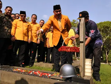 Ketua Umum Musyawarah Kekeluargaan Gotong Royong (MKGR),  Roem Kono menabur bunga di Taman Makam Pahlawan (TMP) Kalibata, Jakarta, Minggu (10/01/2015). Kegiatan tersebut dalam rangka HUT MKGR ke 56. (Liputan6.com/Johan Tallo)