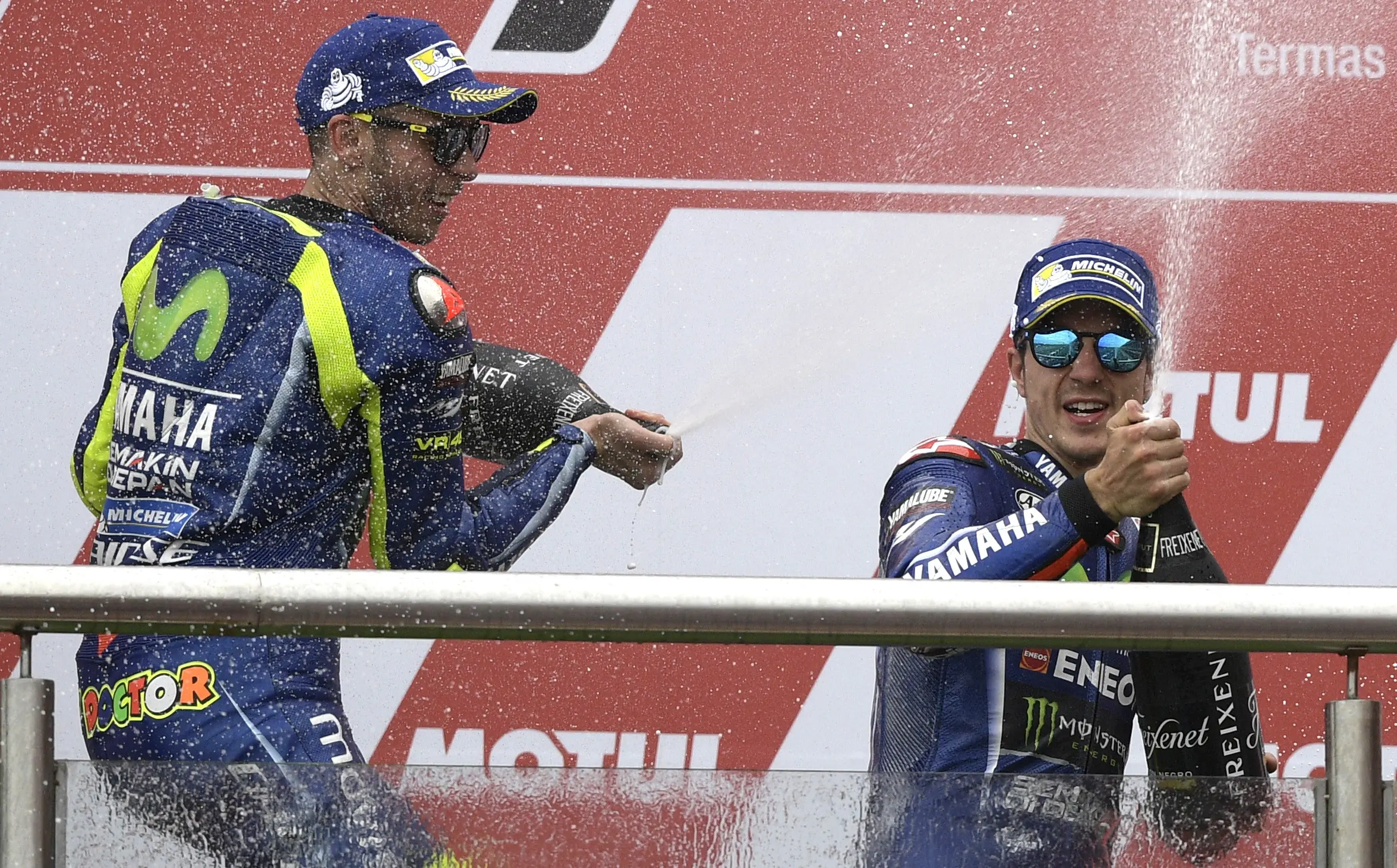 Dua pembalap Movistar Yamaha, Valentino Rossi dan Maverick Vinales, merayakan kebahagiaan usai merebut podium MotoGP Argentina 2017. (JUAN MABROMATA / AFP)