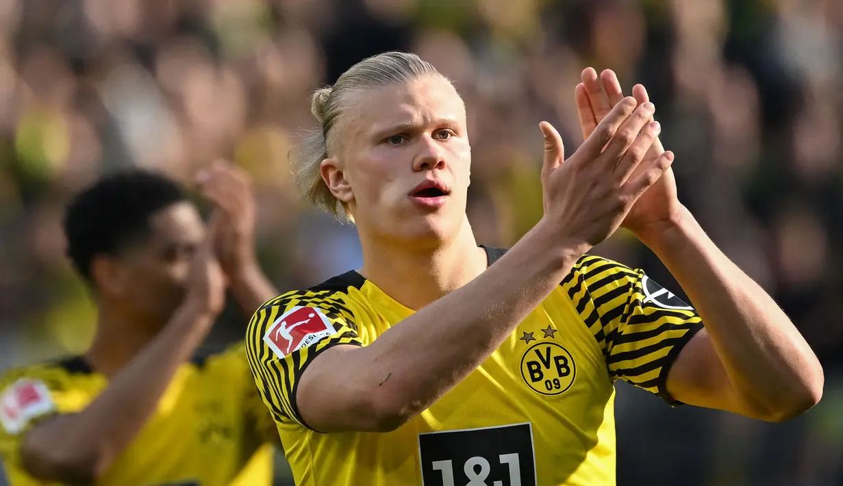 <p>Nama pemain top terakhir yang menjadi klien Mino Raiola adalah Erling Haaland. Ia menjadi agen penyerang asal Norwegia tersebut sejak tahun 2020 dan telah berjasa untuk membantunya pindah ke Borussia Dortmund. Diketahui Haaland akan meninggalkan Signal Iduna Park pada musim depan. Patut dinantikan bagiamana kelanjutannya usai kabar palsu mengenai meninggalnya sang agen, Mino Raiola. (AFP/Ina Fassbender)</p>