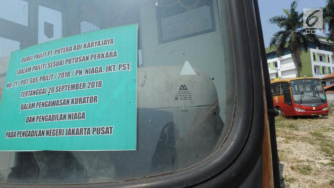 Bus Transjakarta yang sudah tidak digunakan lagi diparkir di lahan kosong di Dramaga, Kabupaten Bogor, Jawa Barat, Minggu (28/7/2019). Kurang lebih 300 bus Transjakarta dengan kondisi tak terawat diparkir di lahan kosong sejak 2018. (merdeka.com/Arie Basuki)