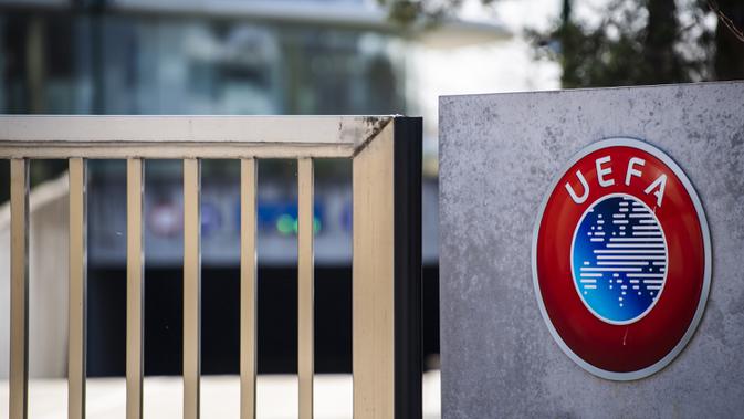 Logo Piala Eropa 2020 terlihat di sebelah pintu masuk Markas UEFA, Nyon, Swiss, Selasa (17/3/2020). Pengunduran Piala Eropa 2020 diambil berdasarkan rapat UEFA yang digelar melalui konferensi jarak jauh. (Jean-Christophe Bott/Keystone via AP)