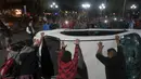 Massa berusaha membalikkan mobil milik stasiun TV dalam unjuk rasa kenaikan harga BBM hingga 20% di Monterrey, Meksiko, Kamis (5/1). Hal ini seiring dengan berakhirnya subsidi bahan bakar di negara kawasan Amerika Selatan ini. (Julio Cesar Aguilar/AFP)