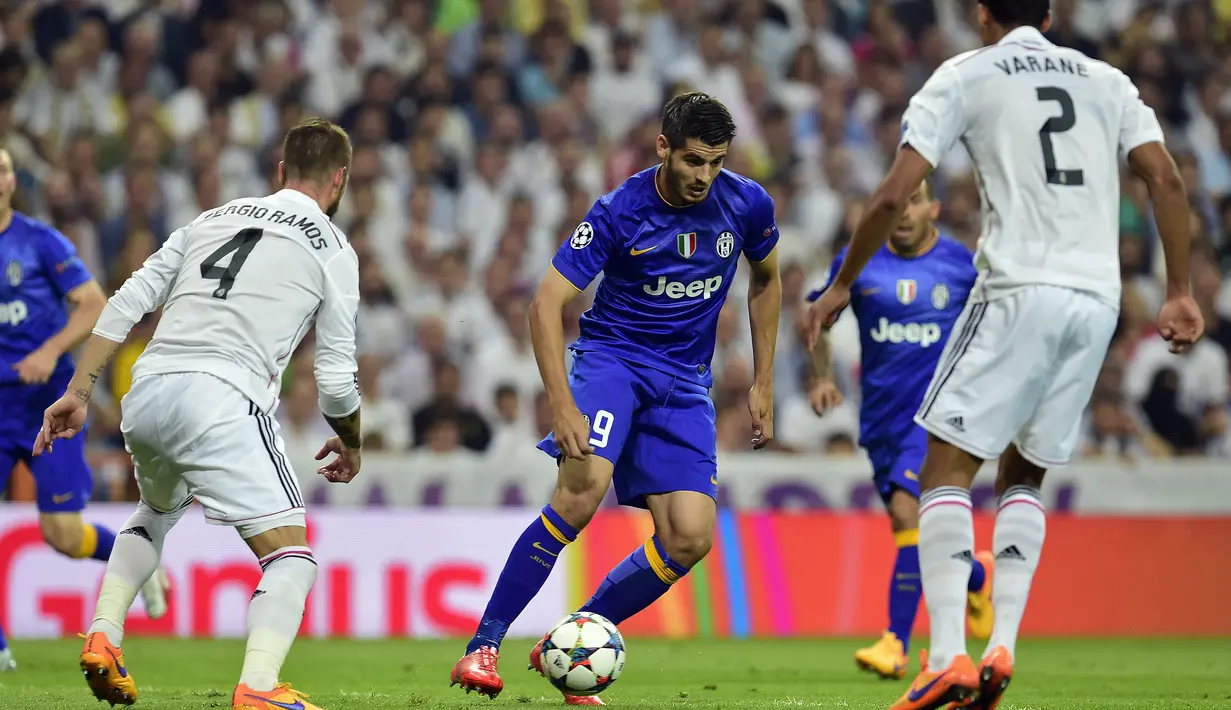 Penyerang Juventus, Alvaro Morata membawa bola saat bertanding melawan Real Madrid pada leg kedua semifinal Liga Champions di stadion Santiago Bernabeu pada 13 Mei 2015. Morata mengemas 93 penampilan bersama Juventus di seluruh kompetisi. Dia mencatatkan 27 gol dan 18 assist. (AFP/Gerard Julien)