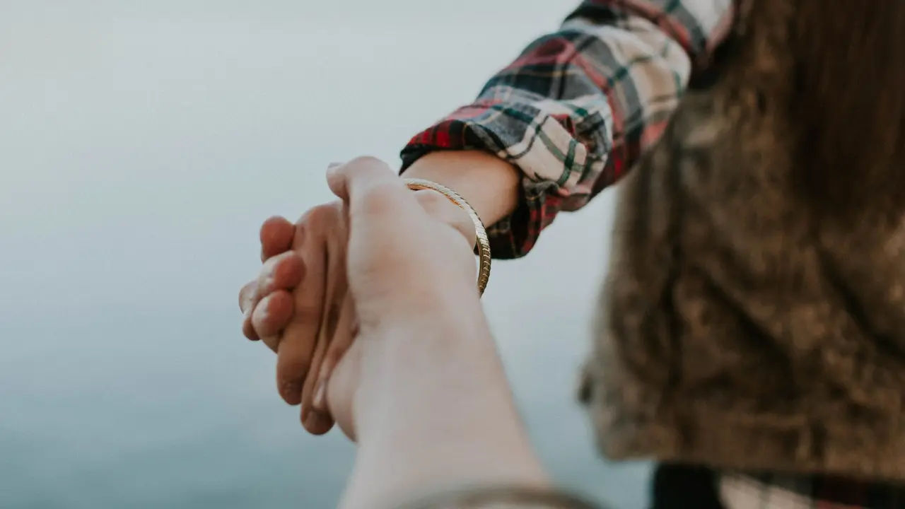 Kenali Sikap Perempuan yang Dapat Membuat Pria Betah dan Tertarik Lebih Lama