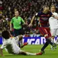 Pemain Barcelona, Andres Iniesta, saat mencetak gol ke gawang Real Madrid dalam laga La Liga Spanyol di Stadion Santiago Bernabeu, Madrid, Minggu (22/11/2015) dini hari WIB. (AFP Photo/Patricia de Melo Moreira)