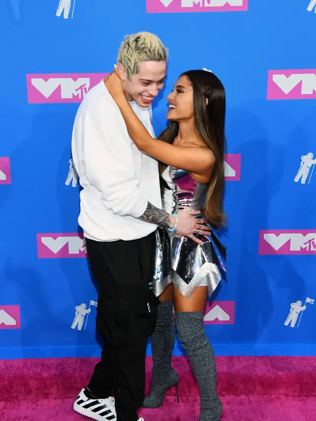 [Bintang] Ariana Grande - Pete Davidson