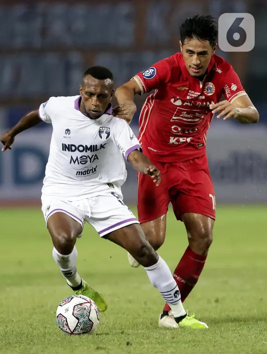 Pemain Persija, Hanif Abdurrauf Sjahbandi (kanan) saat berebut bola dengan Osas Marvellous Ikpefua (Persita) pada lanjutan laga BRI Liga 1 Indonesia 2022-2023 di Stadion Patriot Chandrabhaga, Bekasi, Rabu (24/8/2022). Laga berlangsung sengit dan dimenangkan Persija dengan skor 1-0. (Liputan6.com/Helmi Fithriansyah)