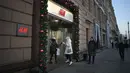 Orang-orang memasuki toko H&M di Moskow, Rusia, Rabu (30/11/2022). Di hari terakhir pembukaan, toko itu menjual seluruh persediaan dengan diskon besar-besaran.  (AP Photo/Alexander Zemlianichenko)